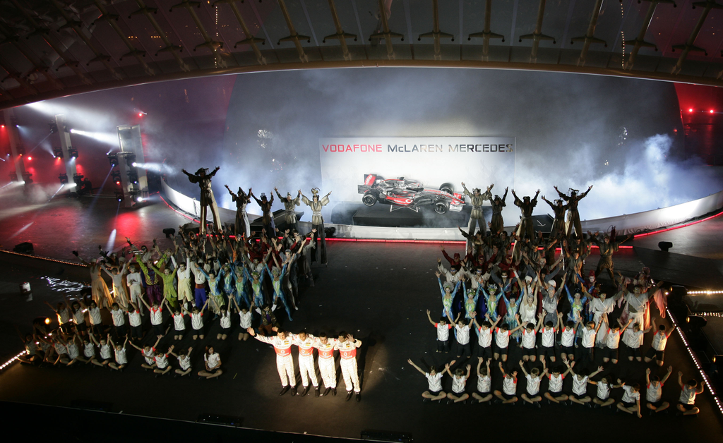 Forma-1, McLaren-Mercedes, Cirque du Soleil, Valencia 2007 bemutató 