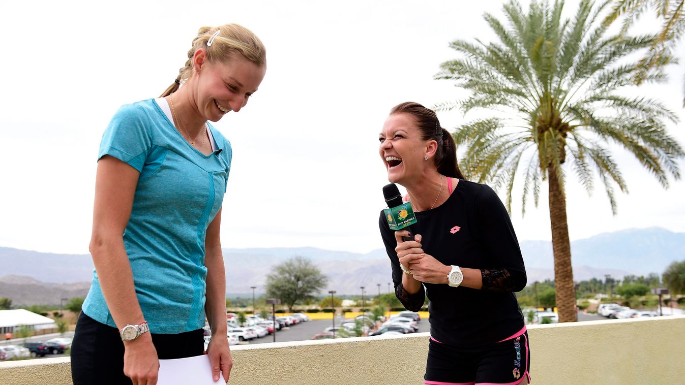 Indian Wells, 2015. március 12.
Az orosz Jekatyerina Makarova (b) és a lengyel Agnieszka Radwanska egy sajtóeseményen az Indian Wells-i keménypályás tenisztornán a kaliforniai városban 2015. március 11-én. (MTI/EPA/John G. Mabanglo) 
