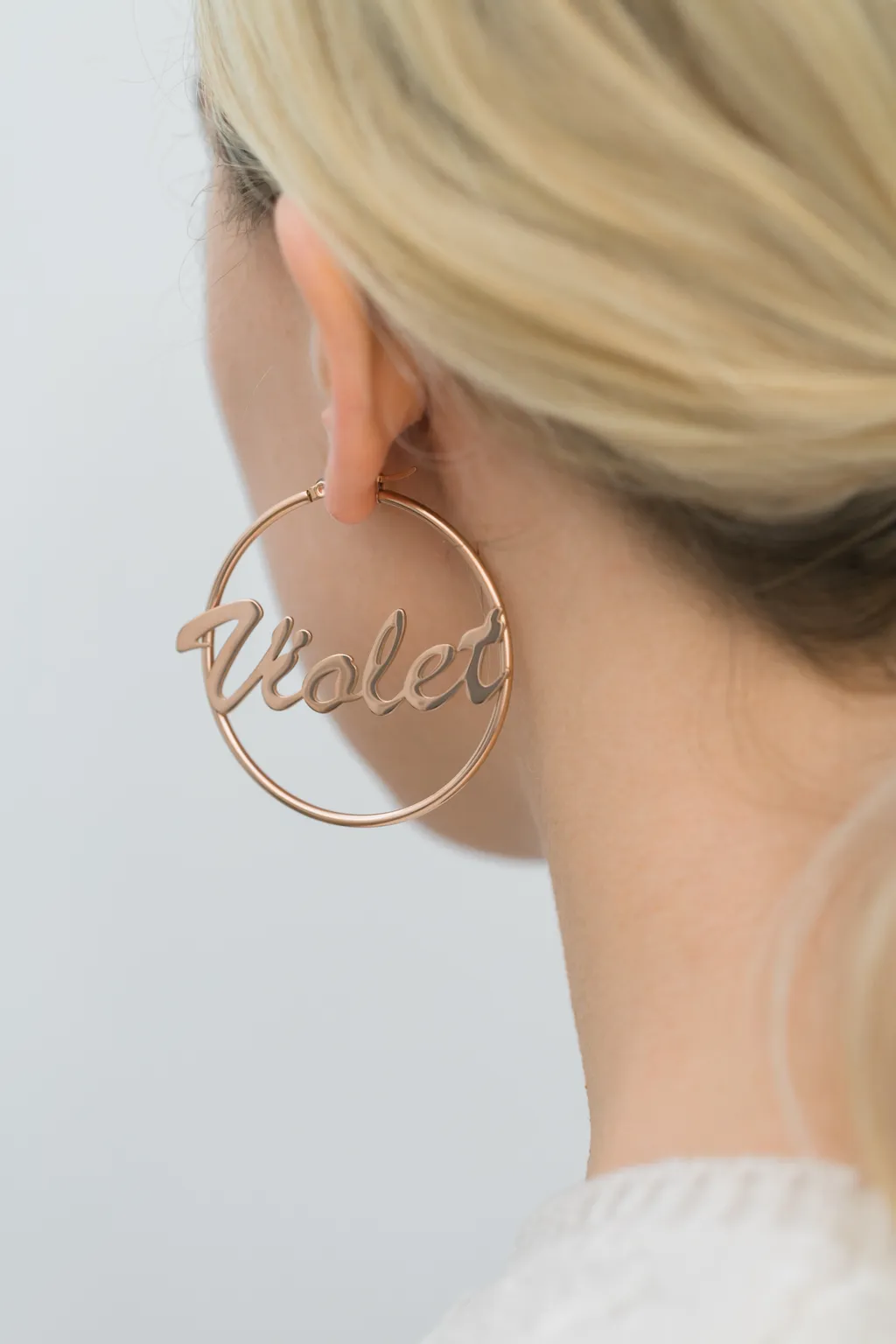 legdivatosabb ajándékok 
  Model,Wearing,Custom,Hoops,With,Name woman,beauty,young,blonde,personalized,monogram,beautiful,earrin 
