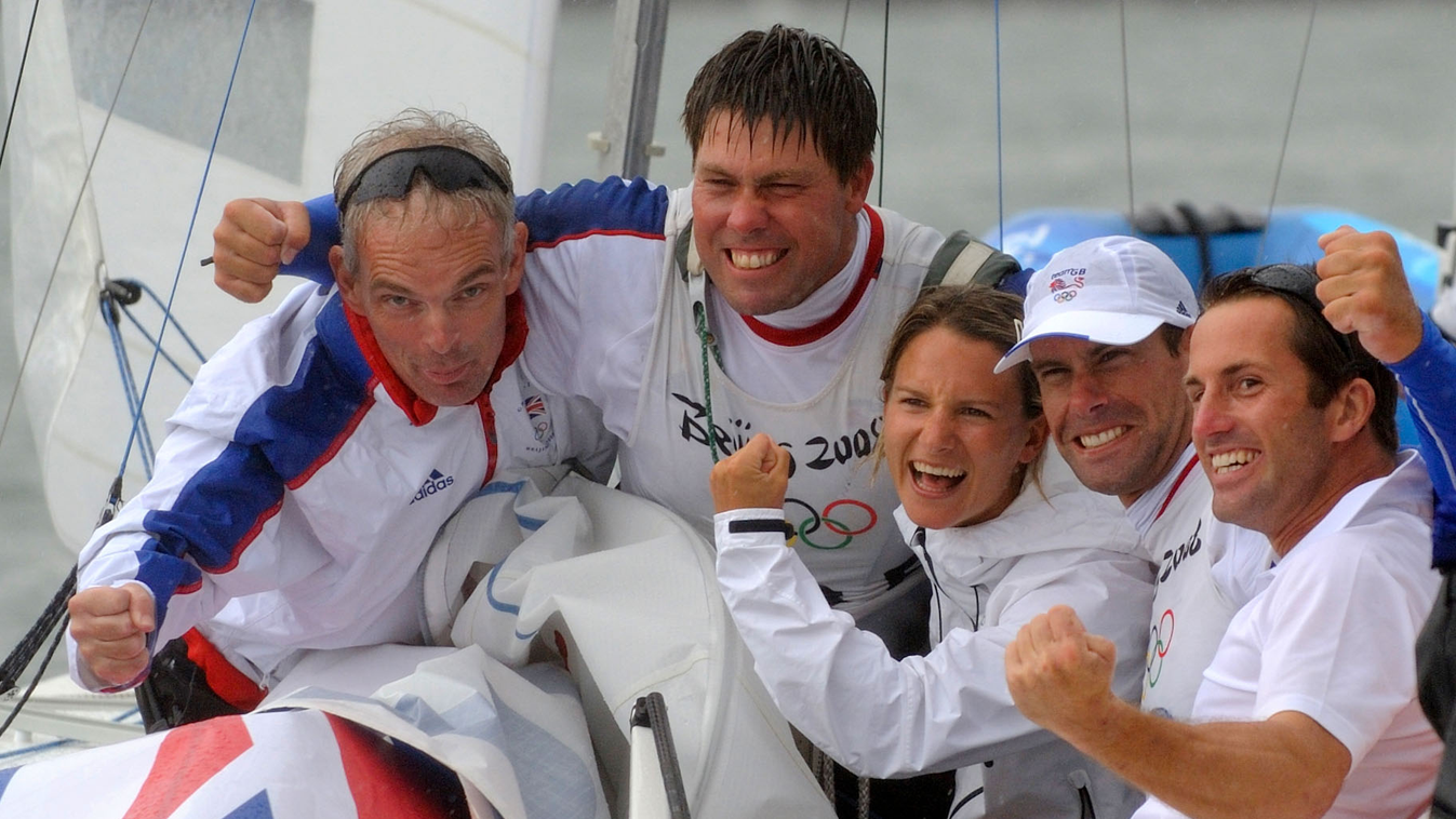 Andrew "Bart" Simpson, A brit vitorlázó csapattal ünnepli Andrew "Bart" Simpson (középen fent) aranyérmét a pekingi olimpián