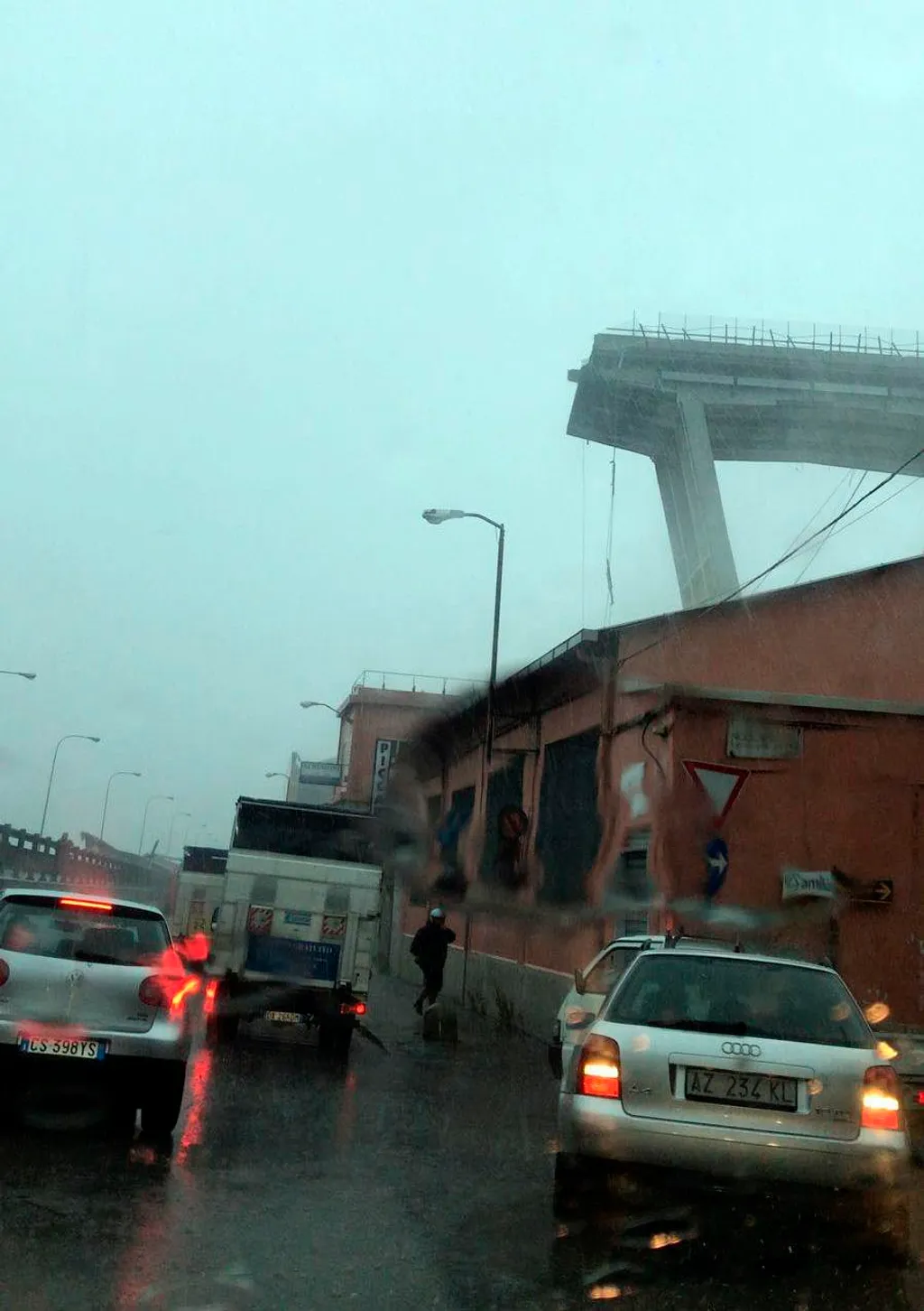 Leszakadt autópályahíd , Genova, Olaszország 