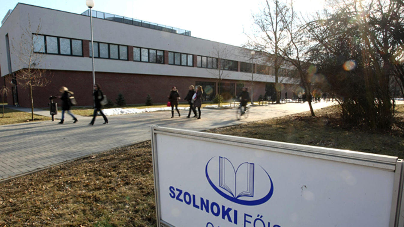felsőoktatás, főiskolák megszüntetése, 
A Szolnoki Főiskola tiszaligeti campusának épülete 