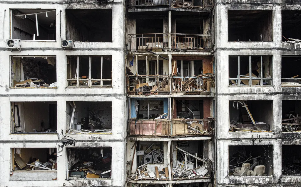 Ukrán válság 2022, orosz, ukrán, háború, Ukrajna, Kijev, rakétatámadás, romos épület, kiégett, romok, lakás, lakóház 