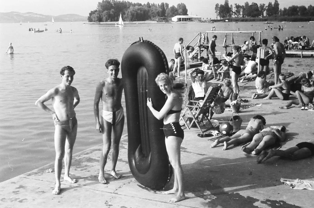 LEÍRÁS
Magyarország,
Balatonföldvár
Strand a Kvassay sétányon.
ÉV
1959 fürdőruha 