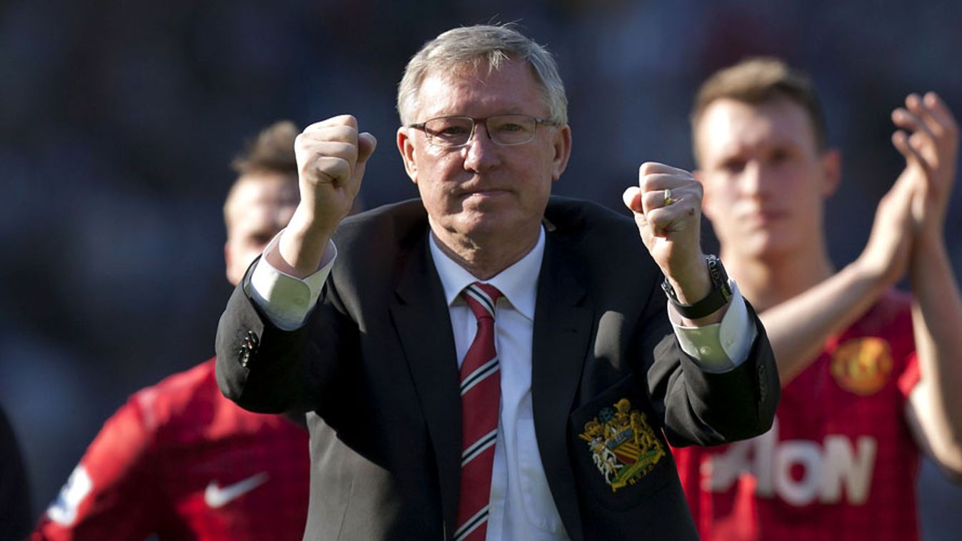Sir Alex Ferguson, a Manchester United vezetőedzője búcsúzik a szurkolóktól