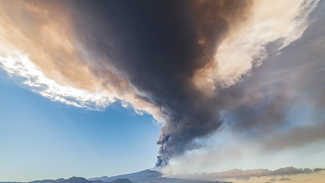 vulkán Szicília Etna kitört hamufelhő 