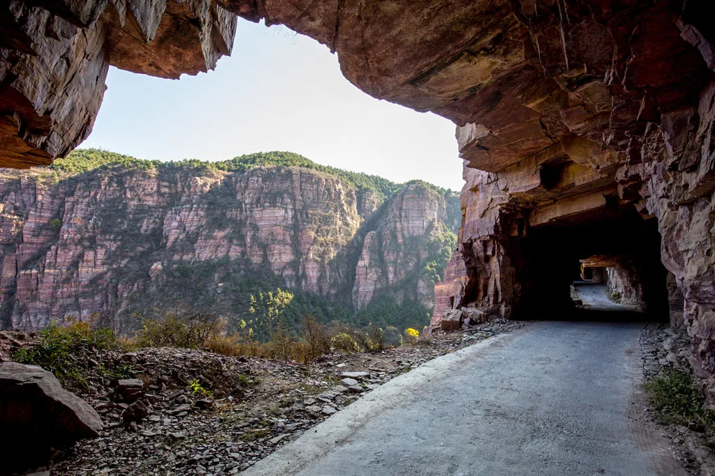 Kuoliang - alagút, Tajhang -hegyek, Kína, Kuoliang, kínai falu, elszigetelt, völgy, meredek, sziklák, kőből kivájt lépcső 