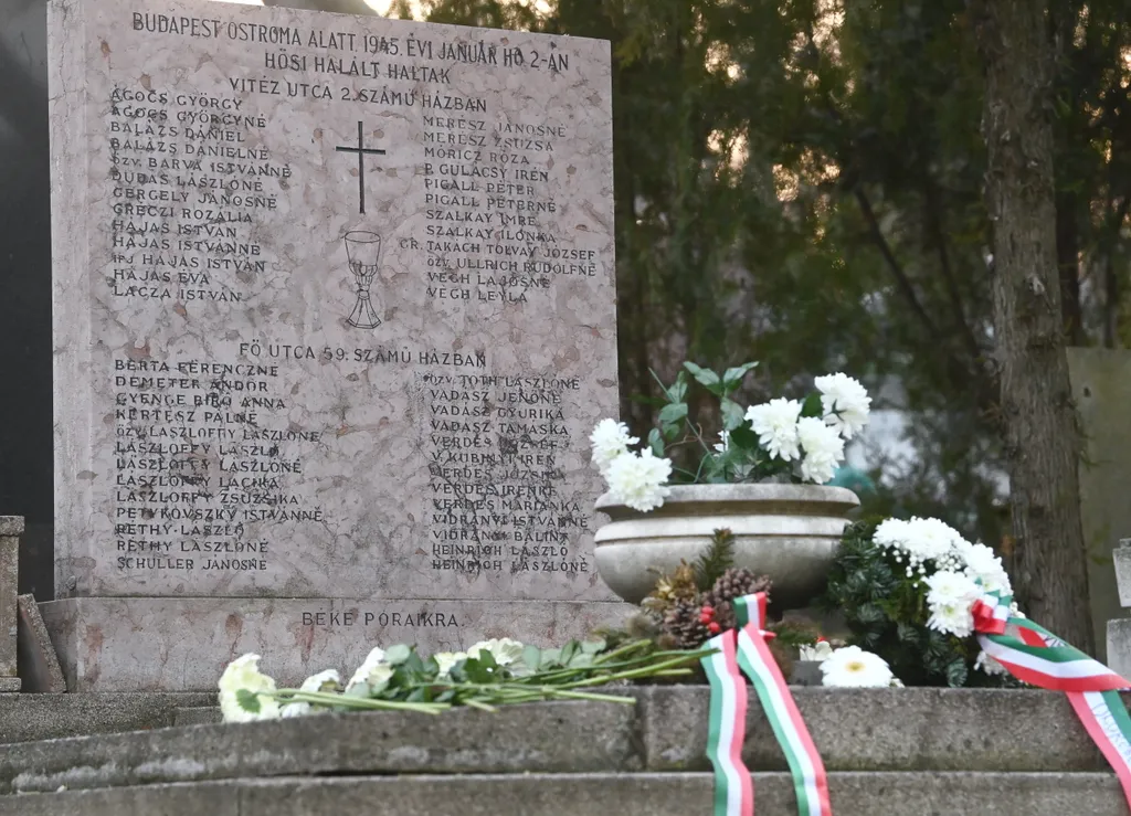 Budapest ostromának civil áldozataira emlékeztek a fővárosban, galéria, 2022 