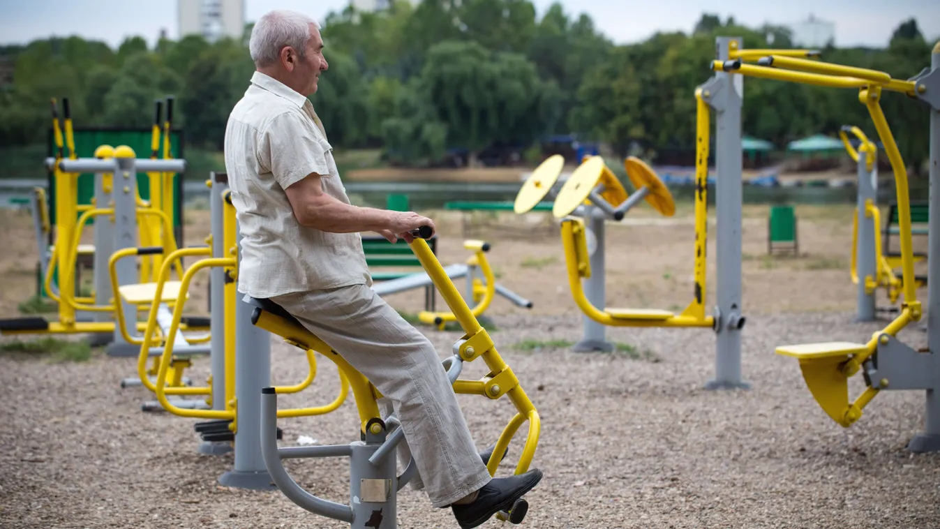 szabadtéri kondipark felnőtt játszótér sport idős férfi 