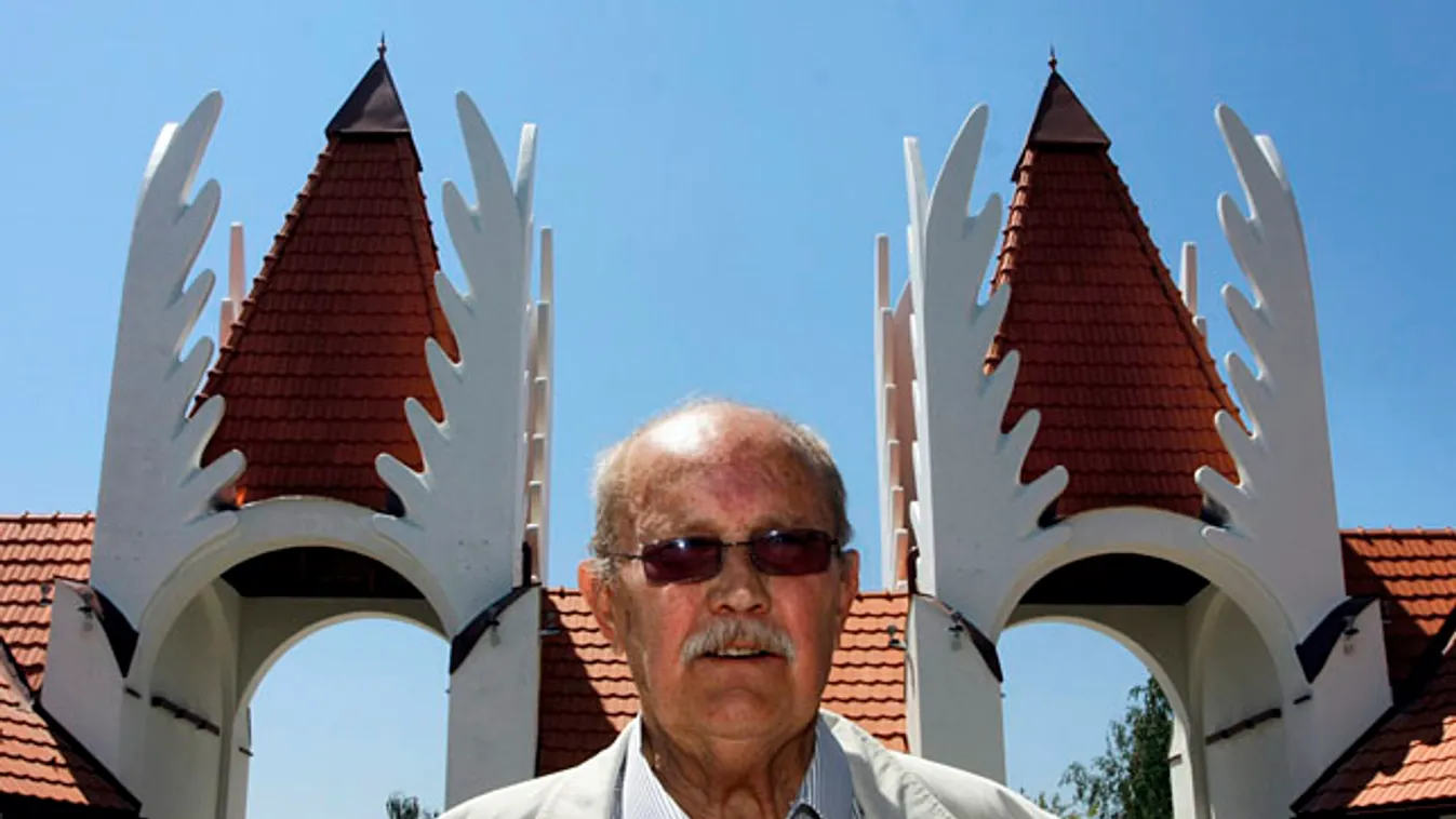 Makovecz Imre Kossuth-díjas építész, a sárosoataki fürdő előtt 