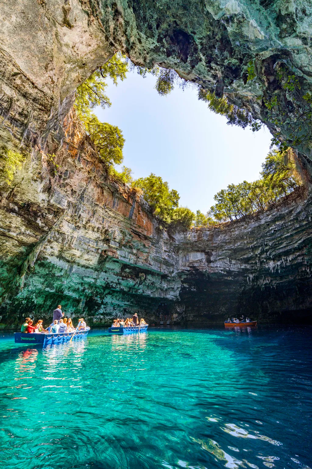 barlangi tó Görögország  Tourists admiring the cave during a boat trip on the crystal waters of Melissani Lake, Kefalonia, Ionian Islands, Greece Photography 