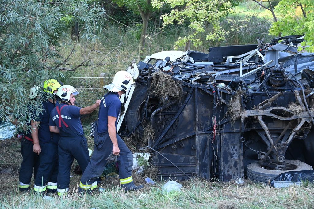 busz, baleset, Felborult egy busz az M7-esen, nyolc ember meghalt,  autóbusz az M7-es autópálya Szabadbattyán 