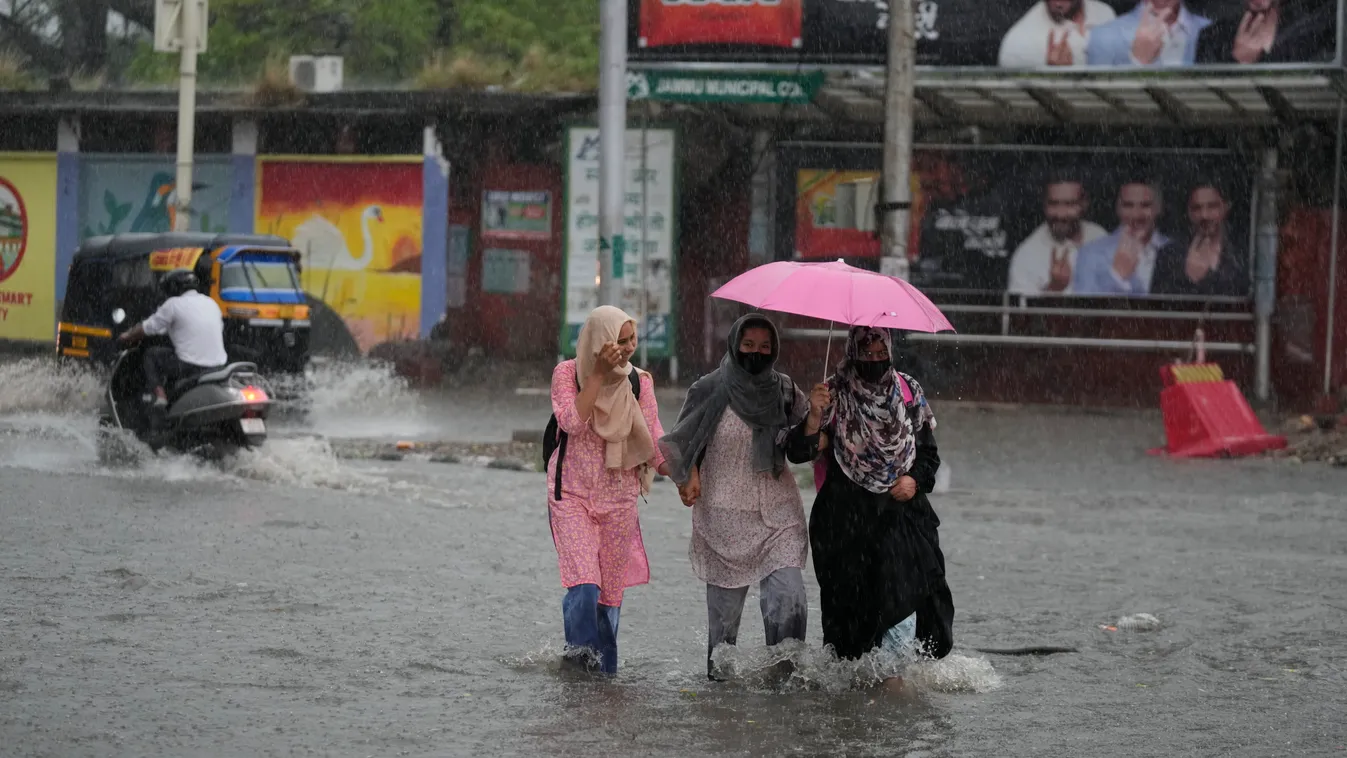 Dzsammu, 2023. július 4.
Gyalogosok a szakadó esőben az észak-indiai Dzsammuban 2023. július 4-én. Az esős évszak általában június és szeptember között okoz áradásokat a dél-ázsiai országban.
MTI/AP/Csanni Anand 