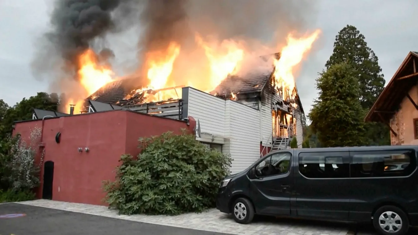 Wintzenheim, 2023. augusztus 9.
Tűzvész pusztít egy fogyatékossággal élők számára fenntartott üdülőben az északkelet-franciaországi Wintzenheimben 2023. augusztus 9-én. A romok között kilenc holttestet találtak, tizenhét embert sikerült kimenekíteni, két 