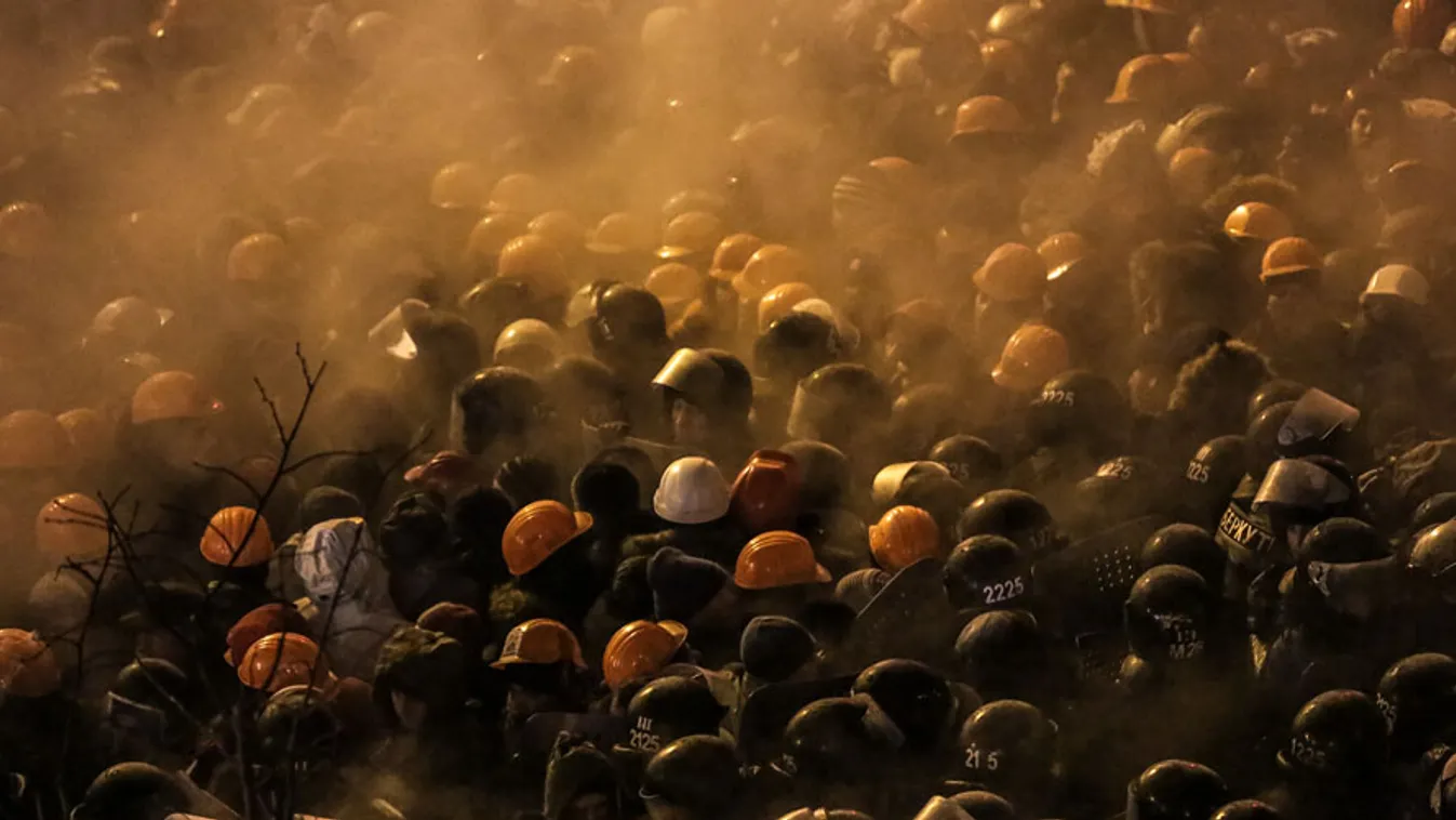 ukrajna, kijev, tüntetés, Tüntetők és rendőrök csapnak össze a Függetlenség terén, Kijevben, szerda hajnalban