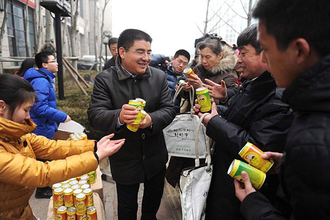 Peking egyik üzleti negyedében osztja a dobozos levegőt Csen Kuang-piao