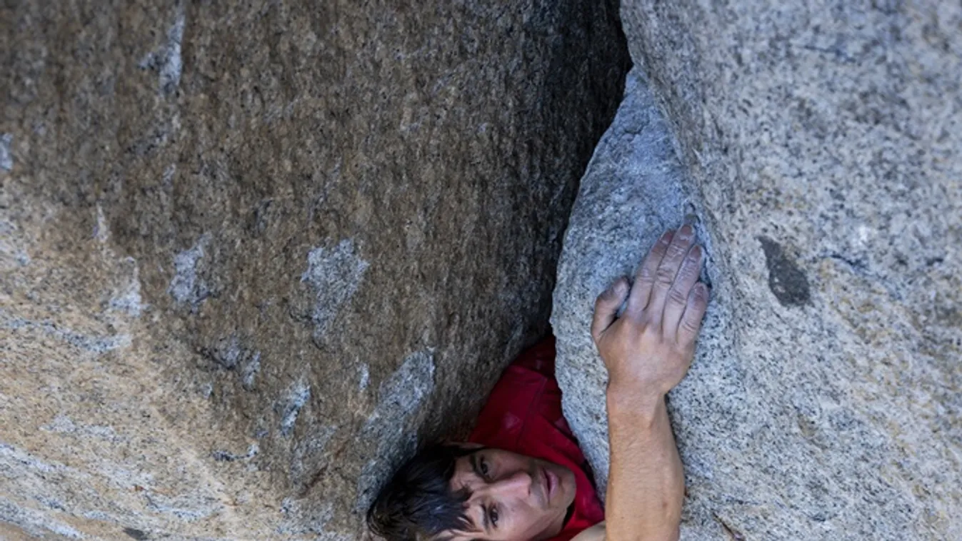 66320 Alex Honnold free soloing the Scotty-Burke offwedth pitch of Freerider on Yosemite's El Capitan. (National Geographic/Jimmy Chin) 