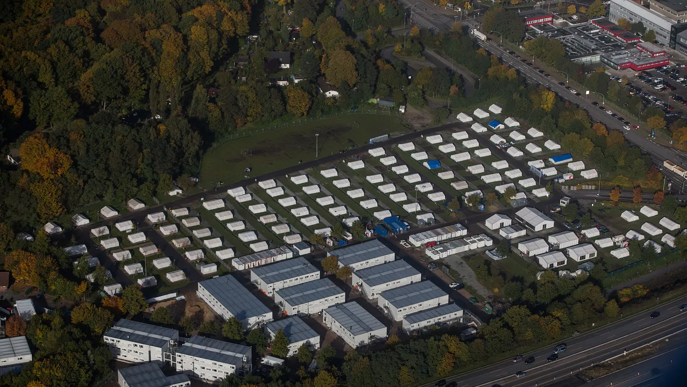 migráció, migráns, erőszak, Hamburg, menekülttábor Horizontal An aerial view shows a refugee shelter made with tents and containers on the Schnackenburgallee street in Hamburg on October 23, 2015.  AFP PHOTO / DPA / AXEL HEIMKEN / AFP PHOTO / DPA / AXEL H
