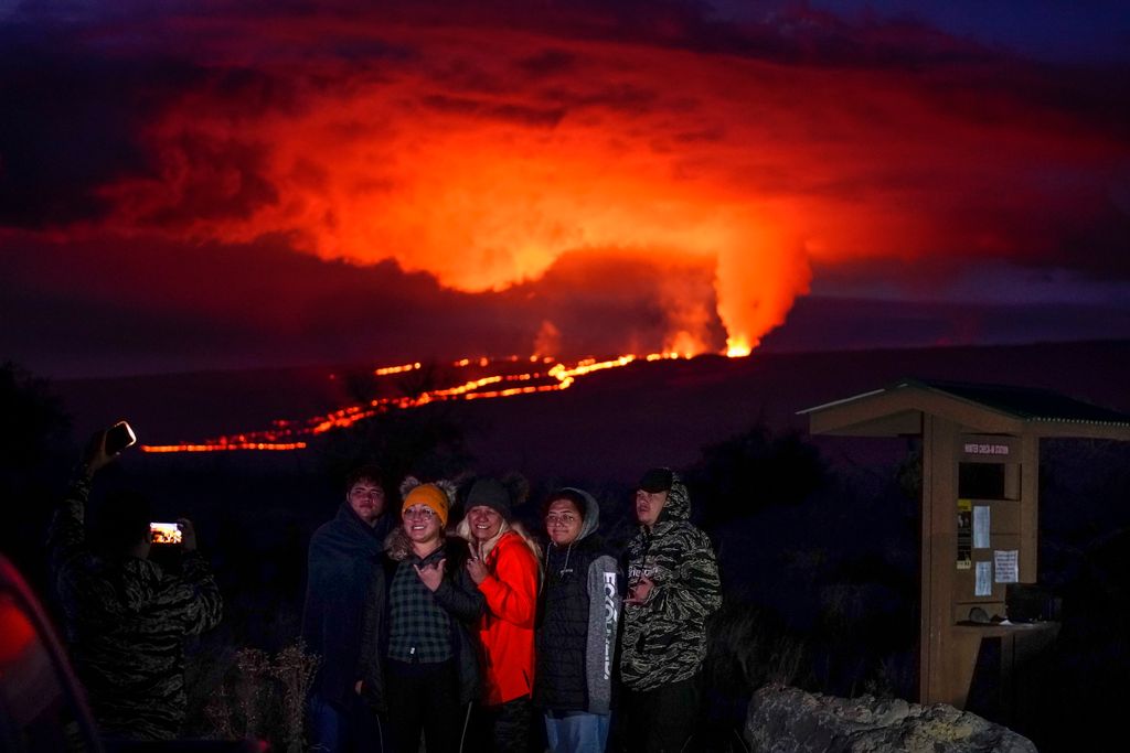 Közel négy évtized után ismét kitört a világ legnagyobb aktív vulkánja, galéria, 2022.12.02. 