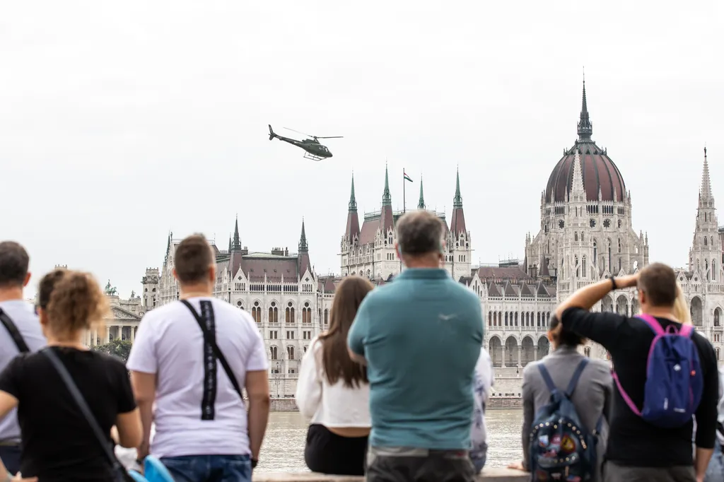 Augusztus 20., államalapítás, ünnep, Szent István nap, eseménysorozat, Budapest, 2021.08.20., légiparádé, Légiparádé a duna felett 