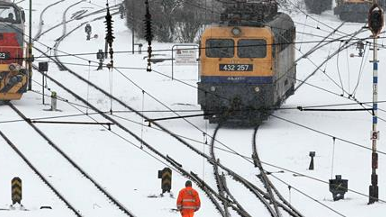 hó, havazás, időjárás, 
Mozdonyok tolatnak a hóesésben a szolnoki vasútállomás területén, MÁV 