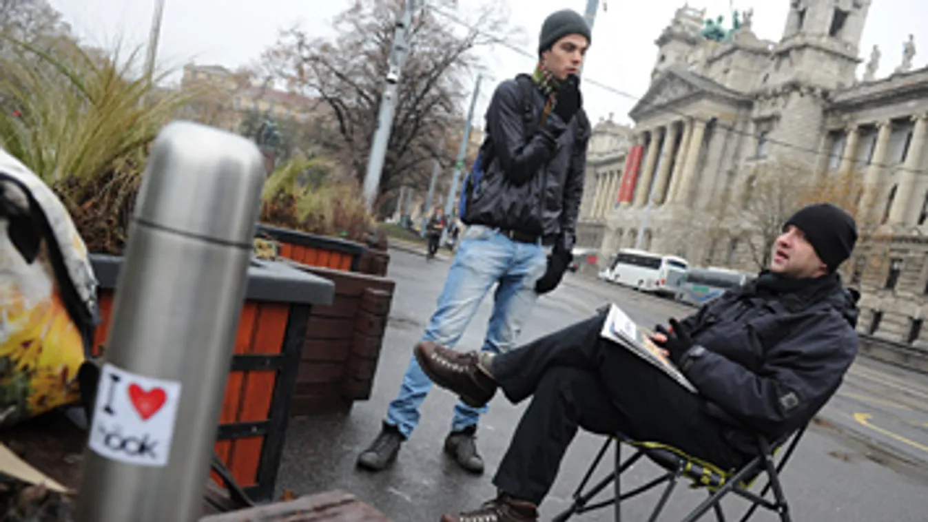 Nagy Dávid, a HÖOK elnöke ülösztrájkol a Kossuth téren, a Parlament előtt