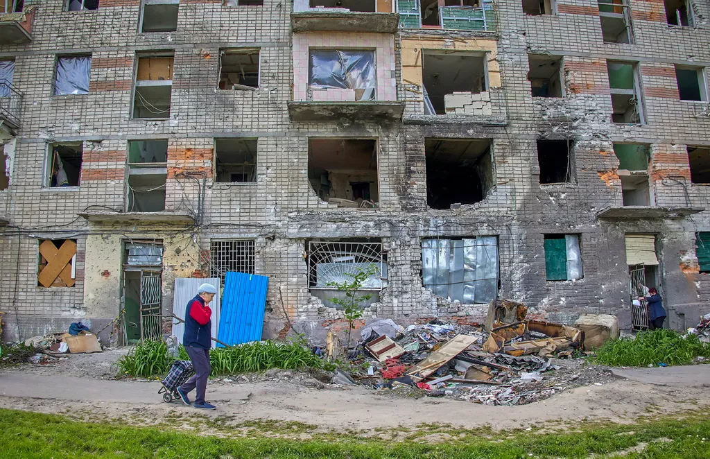ukrán válság 2022, orosz, ukrán, háború, Ukrajna, pusztítás, Harkov, lakóépüelt 