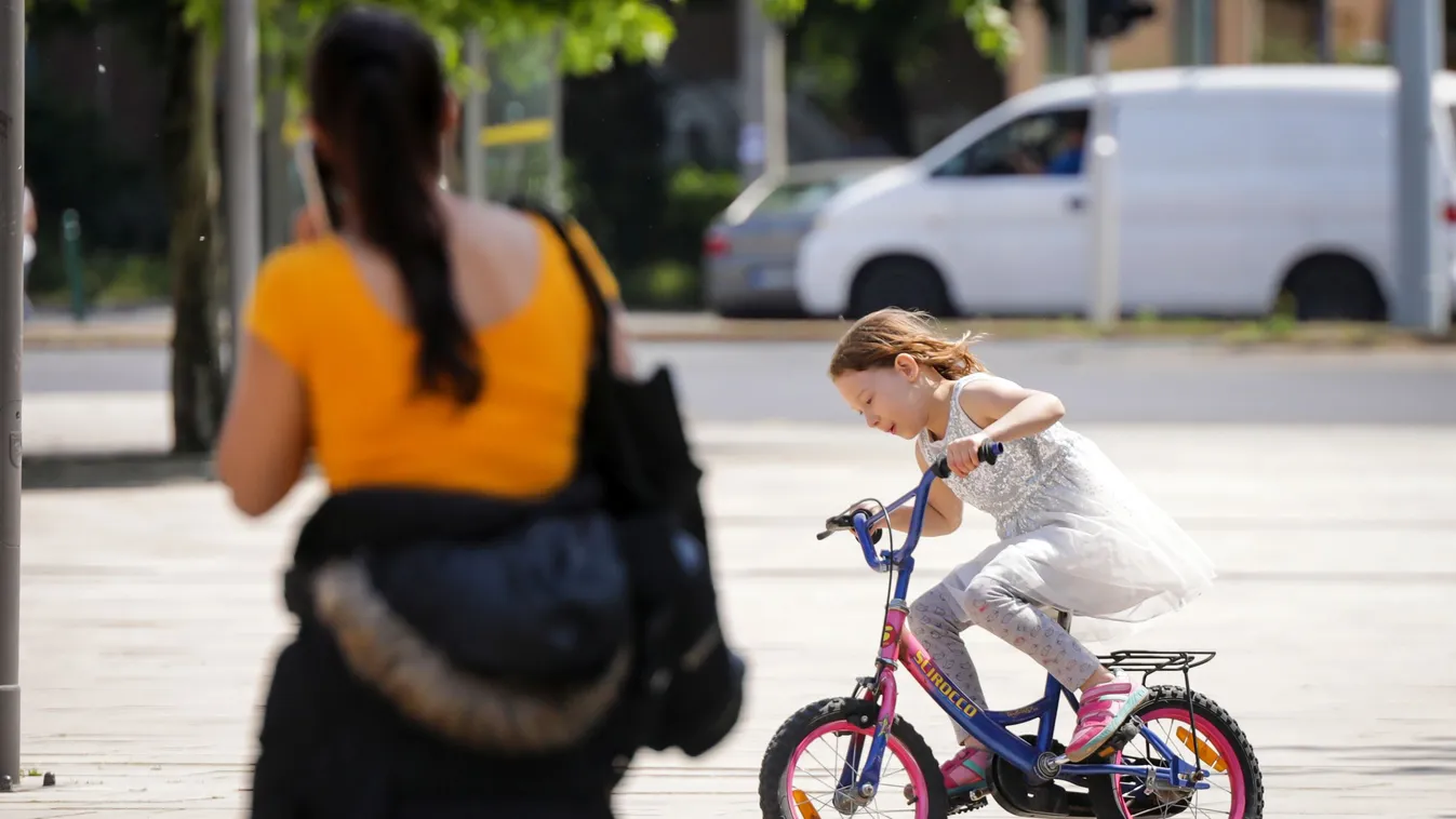Emberek élvezik a jó időt az újranyitott budapesti parkokban 2020 május 18-án Budapest koronavírus fertőzés járvány betegség korona vírus gyerek bicikli 