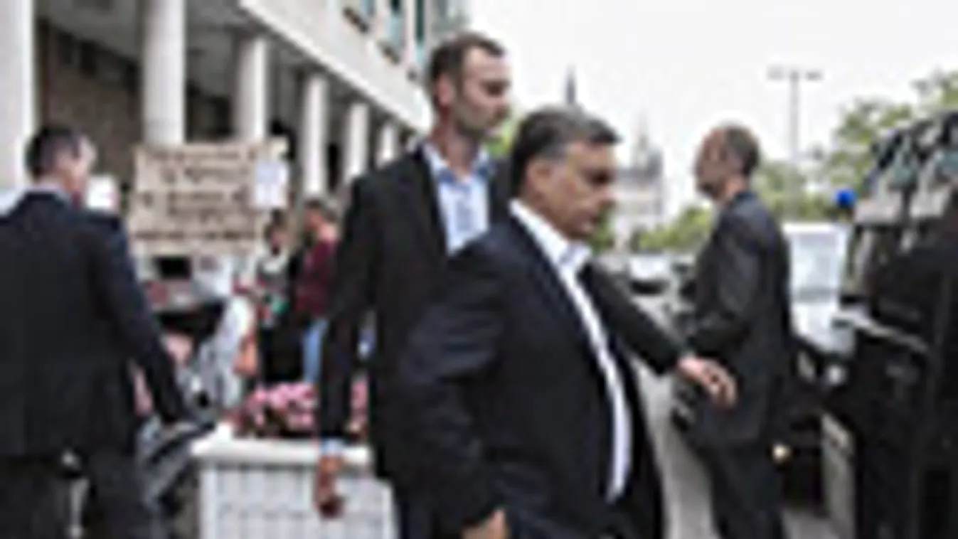 Orbán viktor távozik a párt elnökségi űléséről a Képviselői irodaház előtt