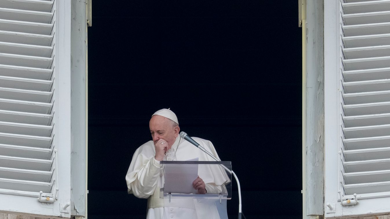 FERENC pápa Vatikánváros, 2020. március 1.
Ferenc pápa köhög a hagyományos vasárnapi Úrangyala (Angelus) imádsága közben a vatikáni lakosztályának a római Szent Péter térre néző ablakában 2020. március 1-jén.
MTI/AP/Andrew Medichini 