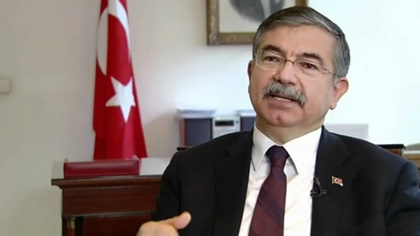 Ismet Yilmaz, török oktatási miniszter. 