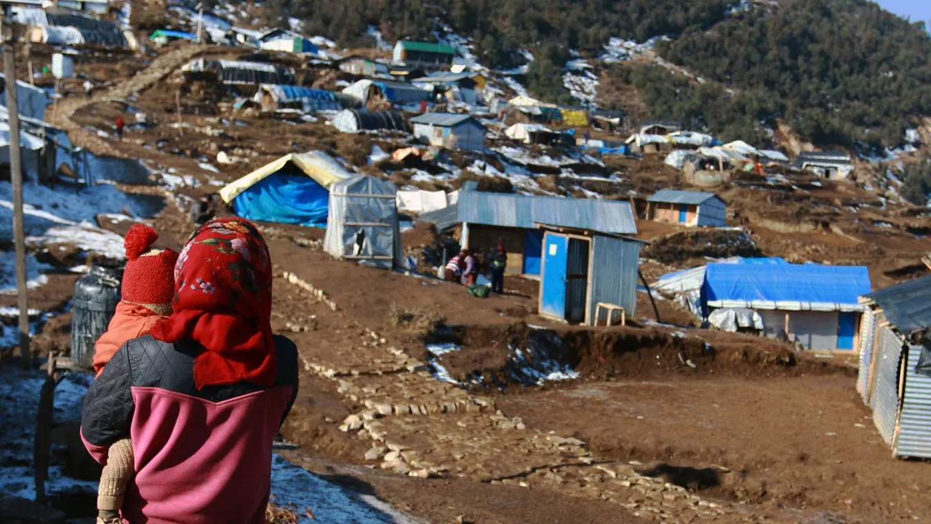 Horizontal CATASTROPHE NATURELLE SEISME CONSEQUENCES DES CATASTROPHES ENFANT CAMP DE REFUGIES FROID VIE QUOTIDIENNE ENFANT DANS LES CATASTROPHES MERE PLAN GENERAL ABRI DE FORTUNE This photo taken on January 21, 2016 shows a Nepalese woman holding a child 