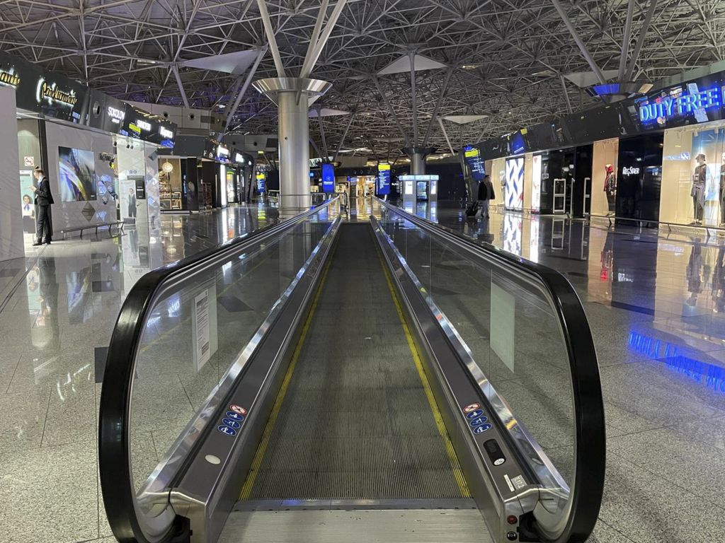 Vnukovo Nemzetközi Repülőtér, reptér, Moszkva, Oroszország, bezár, üres, leállt, zárva 