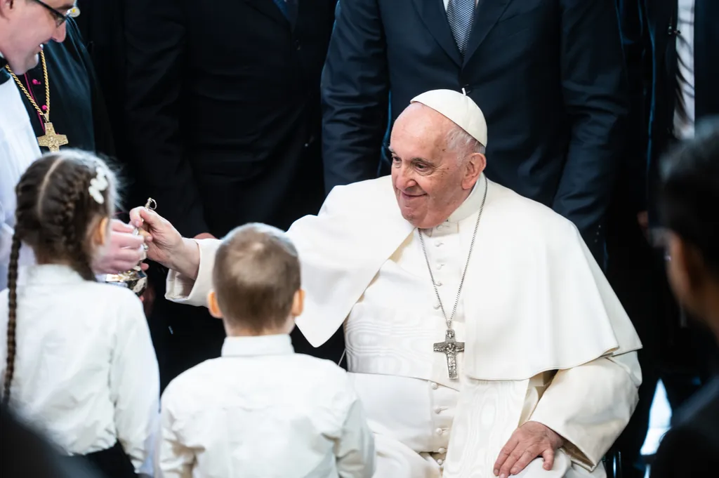 ÚJ NAGY KÉPEK Ferencpápa2023, Ferenc pápa, pápalátogatás, háromnapos apostoli látogatás, Ferenc pápa magyarországi látogatása, Magyarország, péntek, 2023, Árpád-házi Szent Erzsébet-templom, Rózsák tere, 