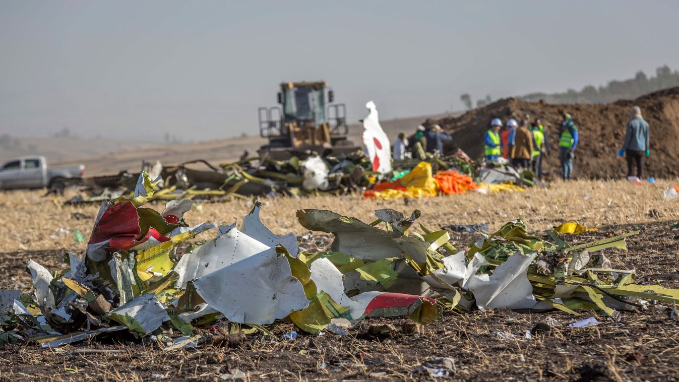 Bisoftu, 2019. március 11.
Roncsdarabok a helyszínen, az etióp fővárostól, Addisz-Abebától délkeletre fekvő Bisoftu közelében 2019. március 11-én, miután az előző nap 157 emberrel a fedélzetén lezuhant az Ethiopian Airlines etióp légitársaság Addisz-Abebá