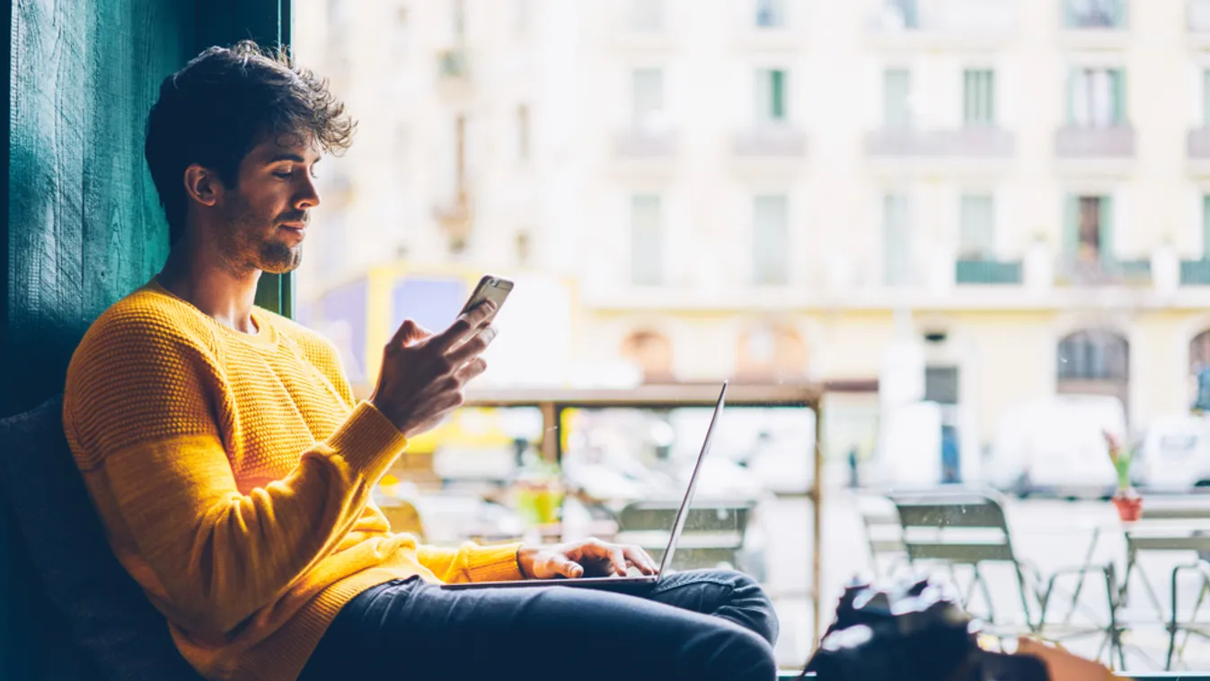 Side,View,Of,Male,Blogger,Browsing,Profile,In,Networks,On 4g internet,smartphone,one person,feedback,notification,copy spa 