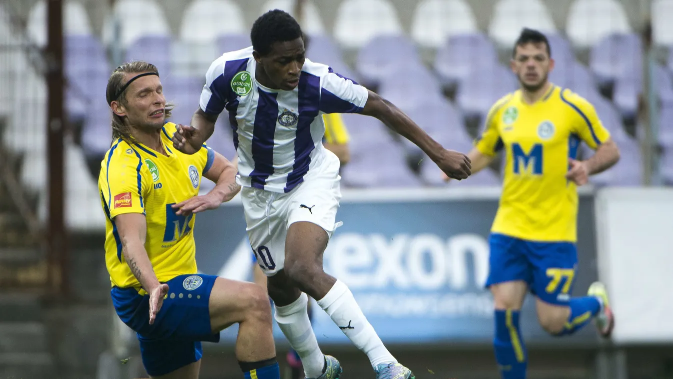 A felcsúti Polonkai Attila (b) és az újpesti Souleymane Diarra a labdarúgó OTP Bank Liga 27. fordulójában vívott Újpest FC - Puskás Akadémia találkozón a fővárosi Szusza Ferenc Stadionban 