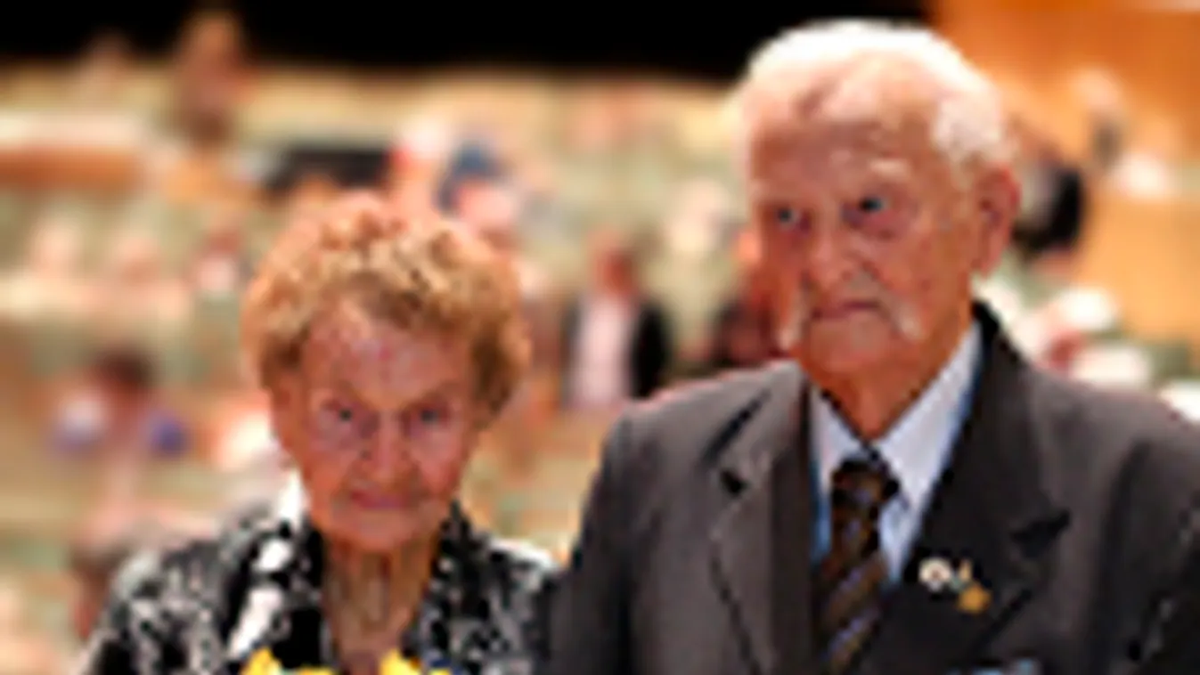 tevékeny időskor, idősek, 40 éve házas párok díjátadója