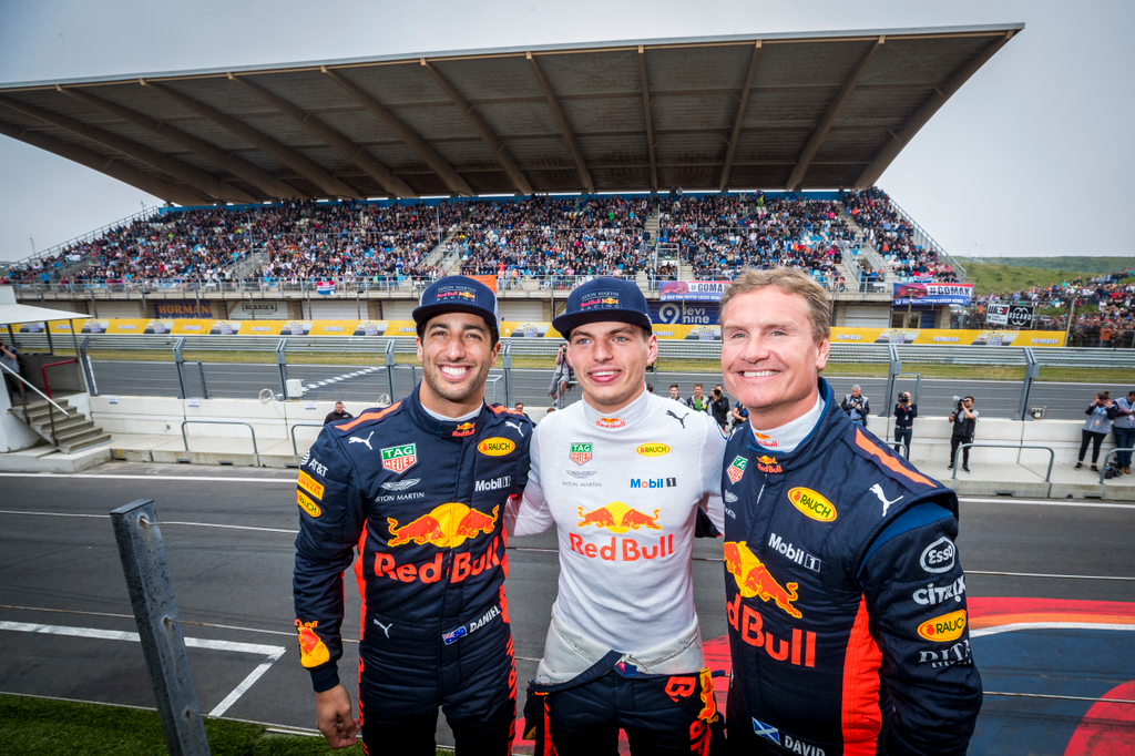 A Forma-1-es Red Bull Racing bemutatója a hollandiai Zandvoortban, Daniel Ricciardo, Max Verstappen, David Coulthard 