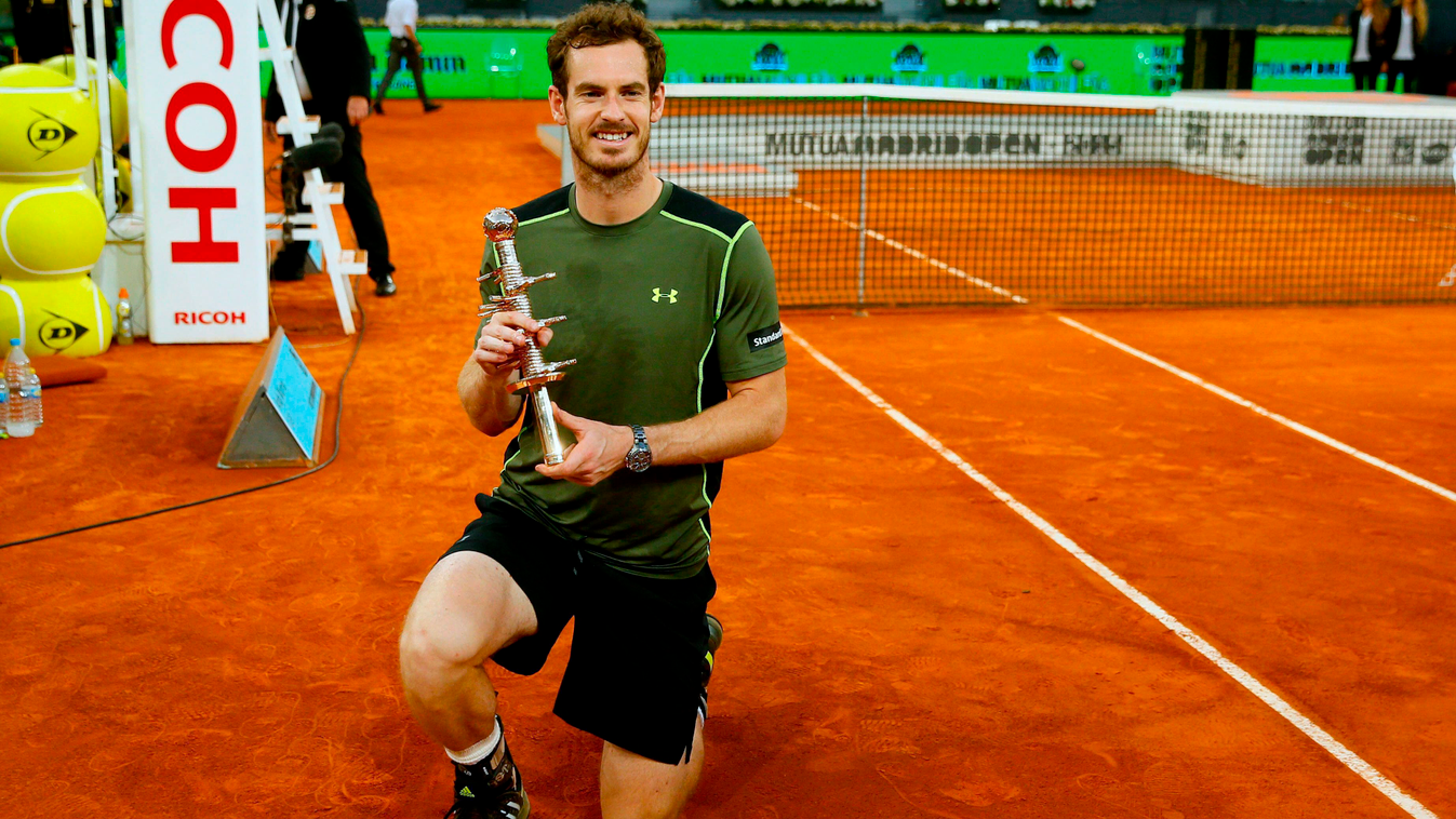 Murray, Andy A brit Andy Murray a bajnoki trófeával, miután legyőzte a spanyol Rafael Nadalt a madridi tenisztorna férfi egyesének döntőjében  (MTI/EPA/Juanjo Martin) 