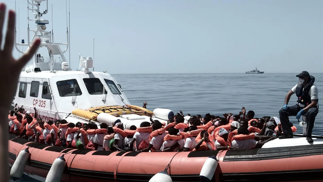ÁLTALÁNOS KULCSSZÓ hajó KÖZLEKEDÉSI ESZKÖZ menekült menekültválság mentés mentőhajó migráns SZEMÉLY 