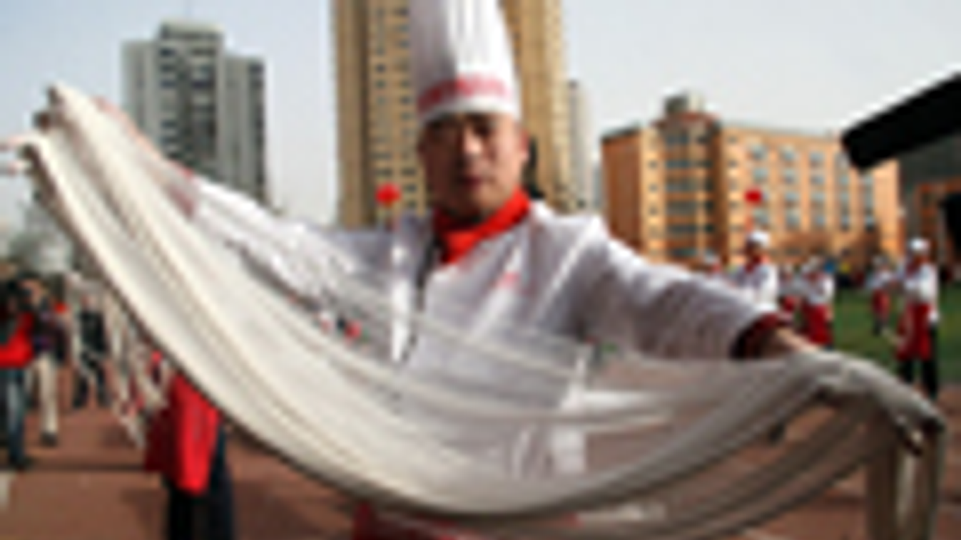 Kínai séfek egy tésztakészítő versenyen Xianban 