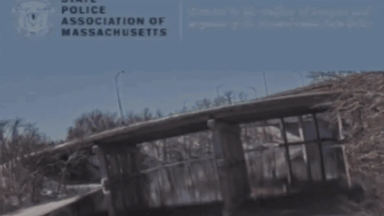 State Police Association of Massachusetts, baleset, kamion, híd, lezuhan, GIF 