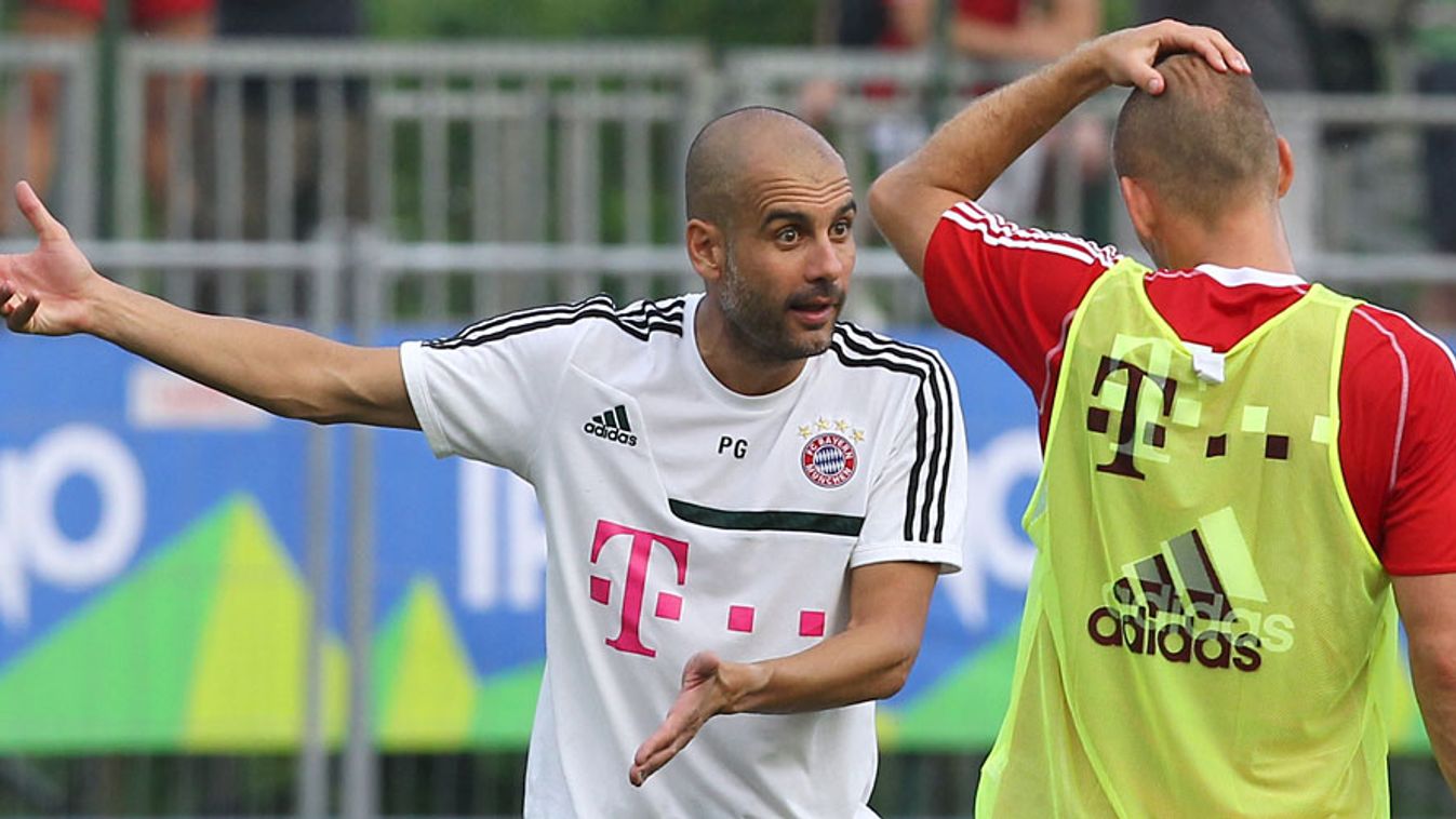 Pep Guardiola a Bayern München edzője Arjen Robbent instruálja egy edzésen Arcoban