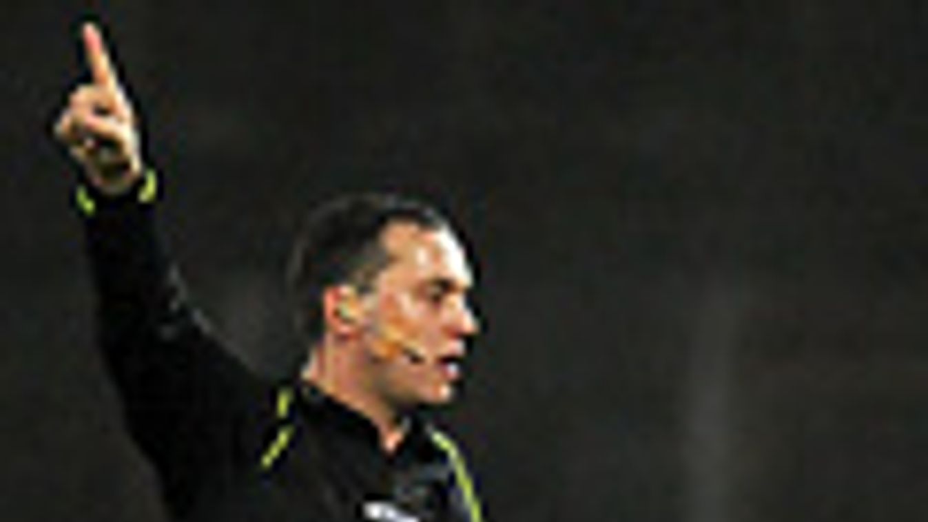 Fábián Mihály játékvezető (b2) kiállítja Pollák Zoltánt, az Újpest FC játékosát (j2) a labdarúgó Soproni Liga 15. fordulójában