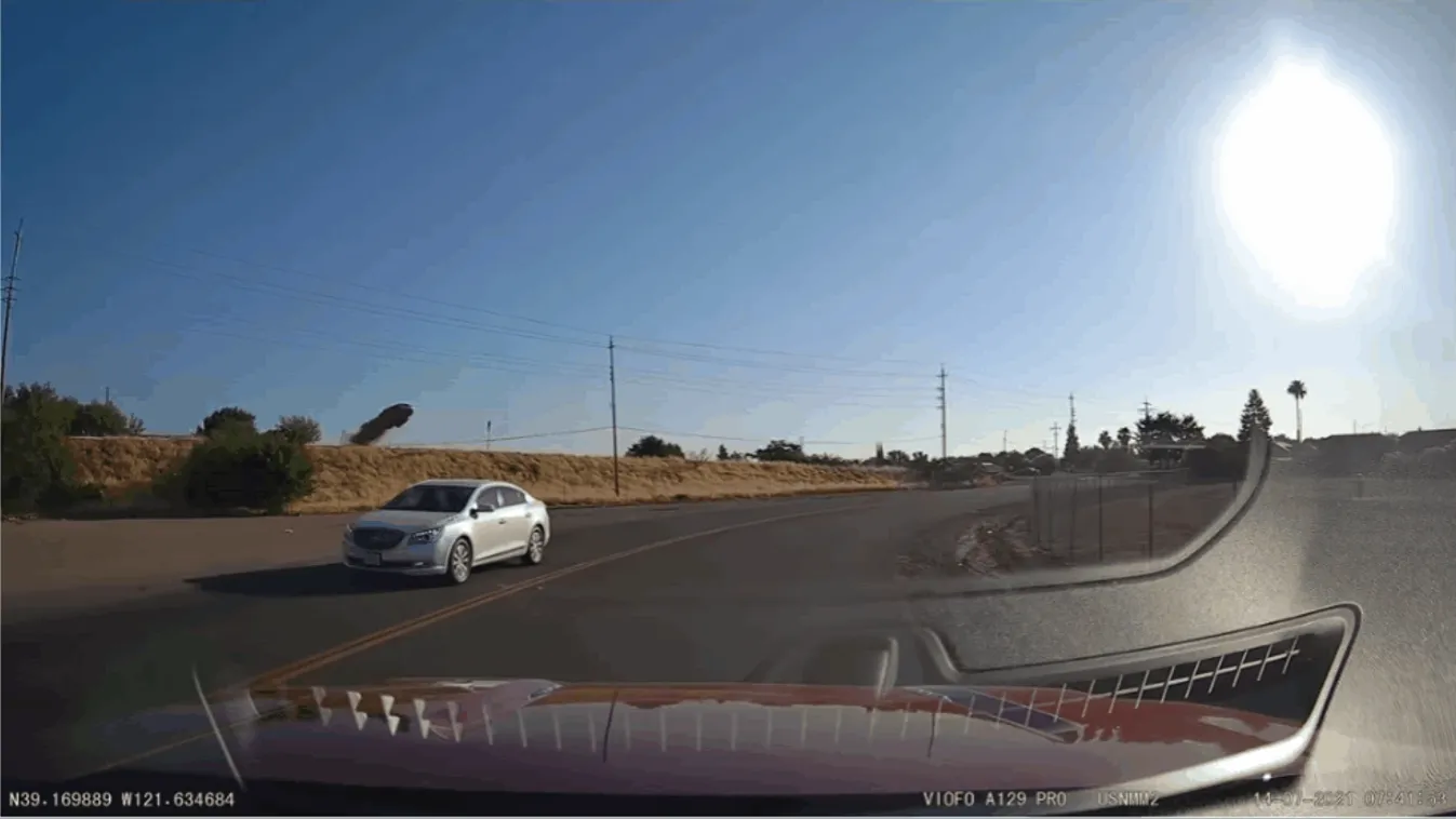 autó átrepül az autópálya felett gif 