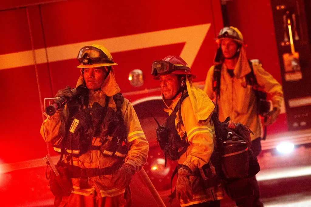 Indian Falls, 2021. július 25.
Erdőtűzben lángot fogó propántartályt figyelnek tűzoltók az észak-kaliforniai Plumas megyében fekvő Indian Falls településen 2021. július 24-én. A tűzben több lakóház leégett.
MTI/AP/Noah Berger 