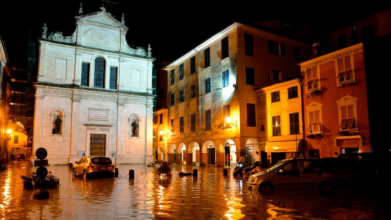 Chiavari, 2014. november 11. 
Vízben álló utca egy hatalmas eső után a Genova közelében lévő Chiavariban 2014. november 11-én, miután az Entella folyó kilépett medréből és elöntötte a város alacsonyan fekvő részeit. Az északkelet-olaszországi Veneto és az