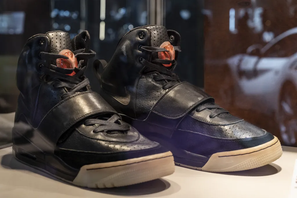 A világ legdrágább sportcipői - fotók  2. Kanye West's Nike Air Yeezy – $1.8 Million Kanye West’s Nike Air Yeezy 1 sneaker for sale with a price tag of $2 million 2021,April,for sale,Hong Kong,Kanye West's sneaker,Nike Air Yeez Horizontal 