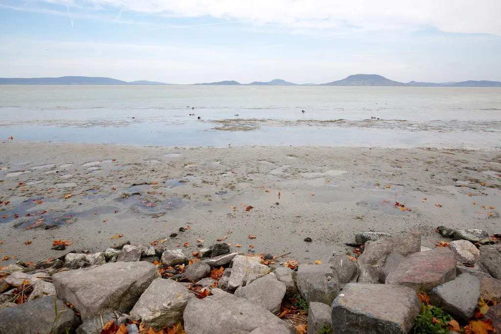 Kibillent a Balaton a viharos szélben 